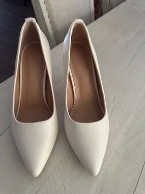 Classic Pointed-Toe Women's Heels in Cream